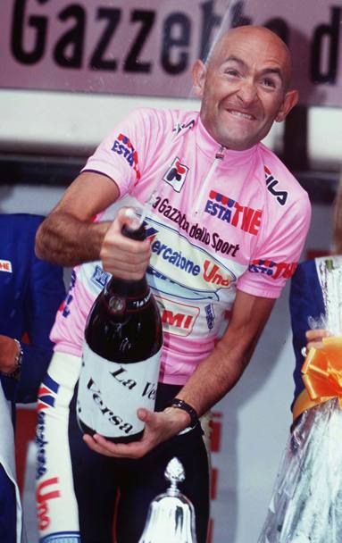 Marco Pantani sul podio a Milano festeggia la vittoria del Giro 1998 (Omega)